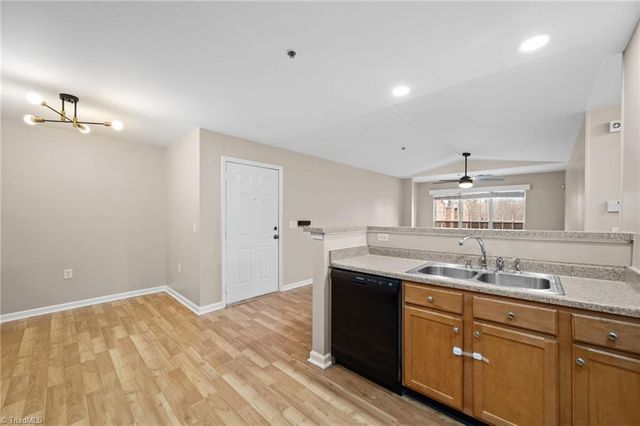 3712 Cotswold Avenue Y, Greensboro, NC 27410