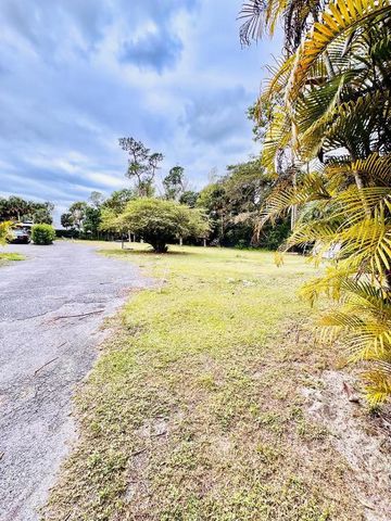 214 Westwood Circle E, West Palm Beach, FL 33411