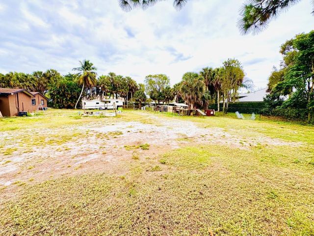 214 Westwood Circle E, West Palm Beach, FL 33411