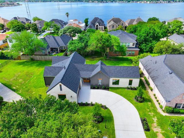 32 Englewood Court, Montgomery, TX 77356