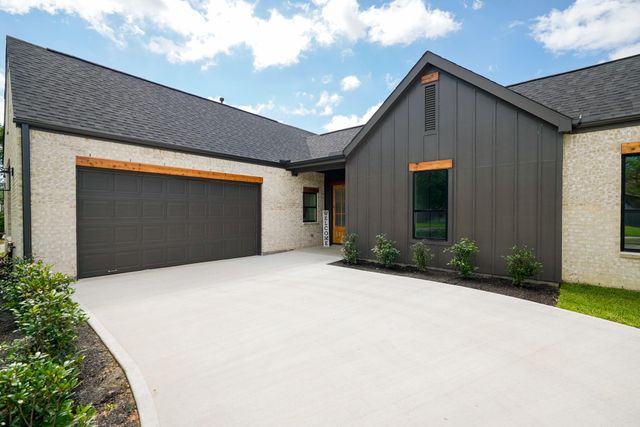 32 Englewood Court, Montgomery, TX 77356