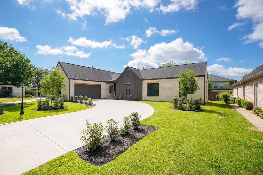 32 Englewood Court, Montgomery, TX 77356