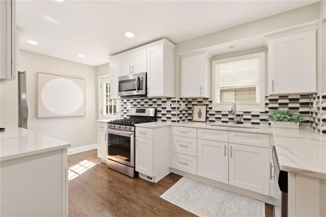 5615 Charlotte Street, Kansas City, MO 64110