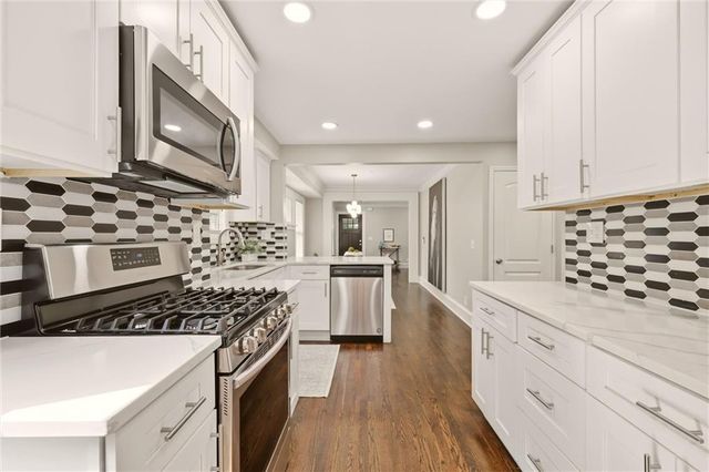 5615 Charlotte Street, Kansas City, MO 64110