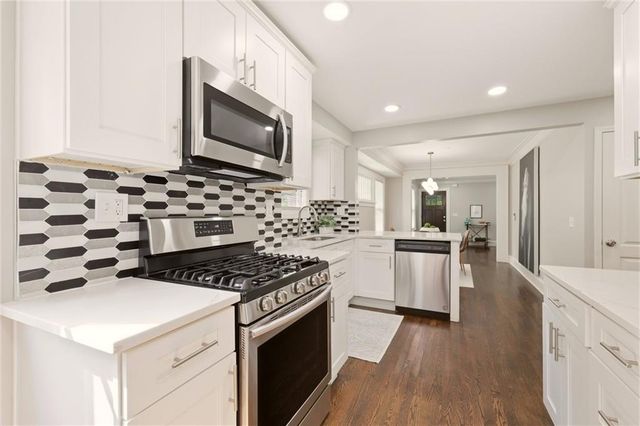 5615 Charlotte Street, Kansas City, MO 64110