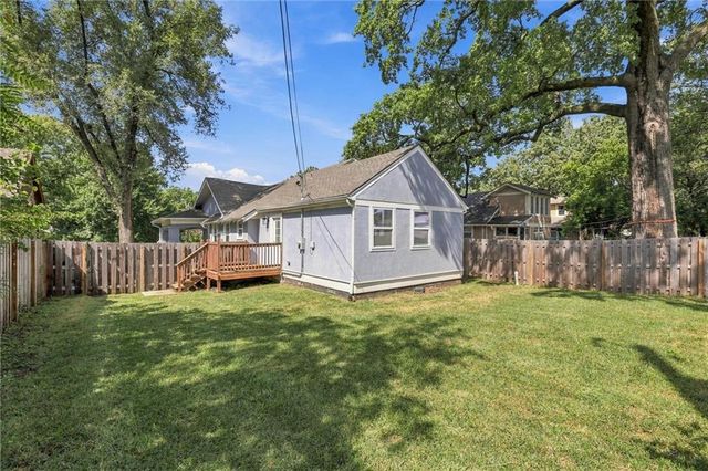 5615 Charlotte Street, Kansas City, MO 64110