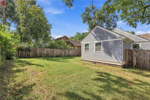 5615 Charlotte Street, Kansas City, MO 64110