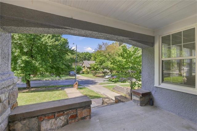 5615 Charlotte Street, Kansas City, MO 64110