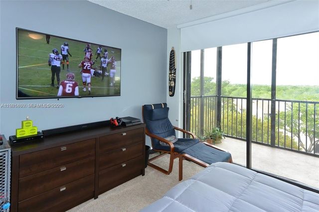 2500 NE 135th St C502, North Miami, FL 33181