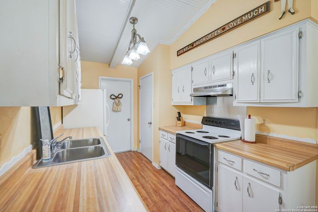3706 Petry Dr, Kirby, TX 78219