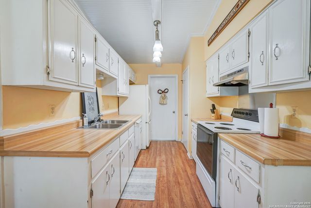 3706 Petry Dr, Kirby, TX 78219