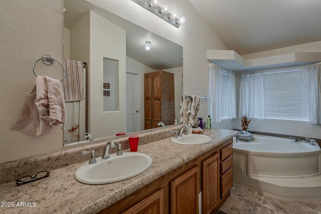 890 E TEE Street, San Tan Valley, AZ 85140