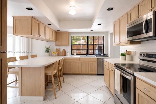 780 NE 155th St, Miami, FL 33162