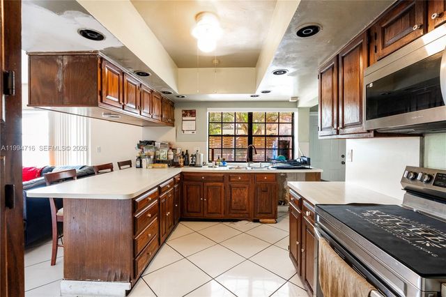 780 NE 155th St, Miami, FL 33162