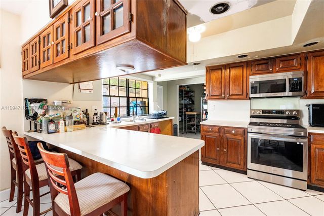 780 NE 155th St, Miami, FL 33162