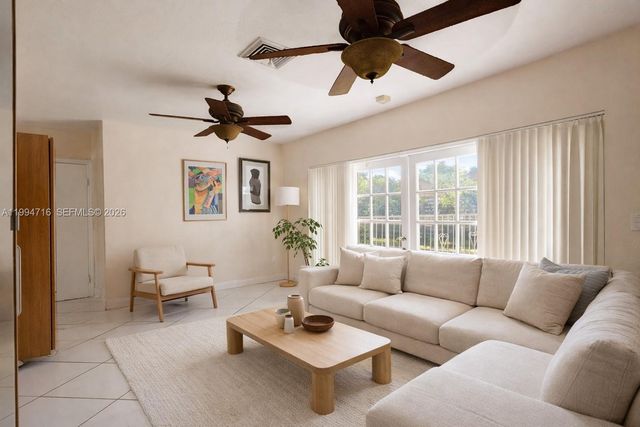 780 NE 155th St, Miami, FL 33162