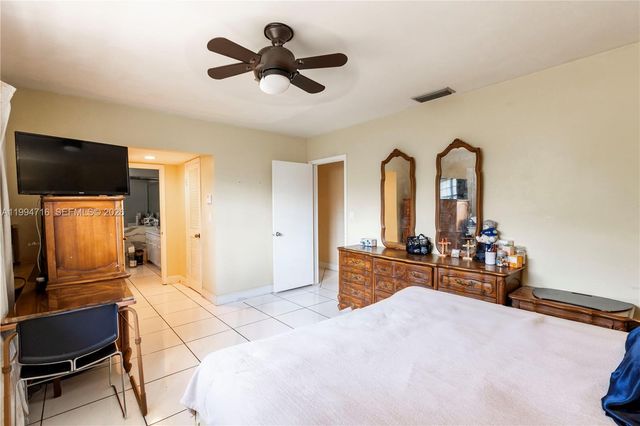 780 NE 155th St, Miami, FL 33162