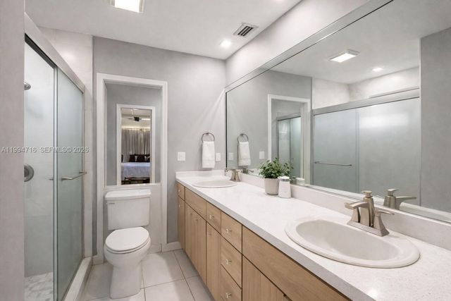 780 NE 155th St, Miami, FL 33162