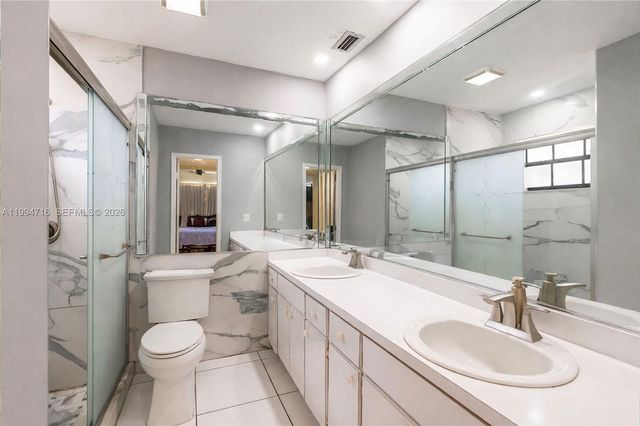 780 NE 155th St, Miami, FL 33162