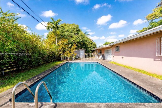 780 NE 155th St, Miami, FL 33162