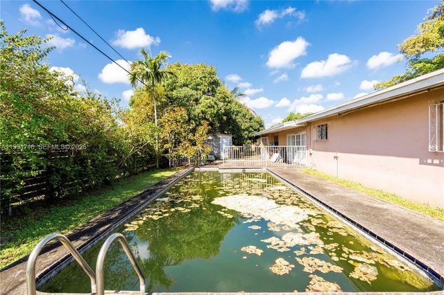 780 NE 155th St, Miami, FL 33162