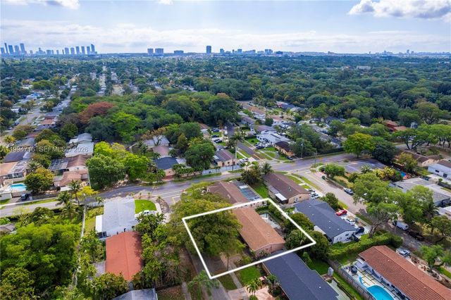 780 NE 155th St, Miami, FL 33162