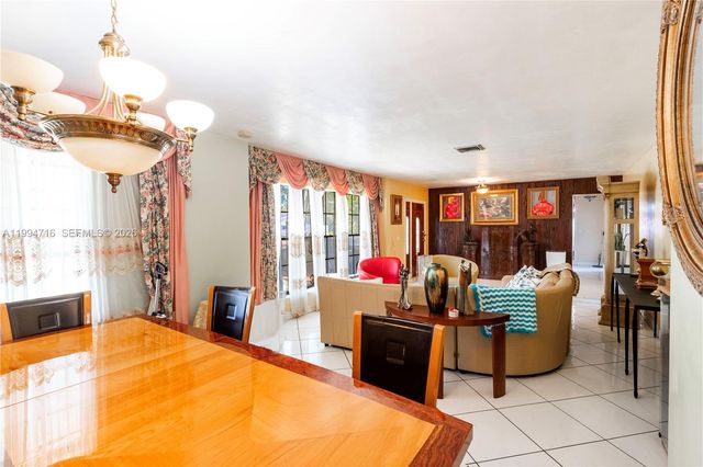 780 NE 155th St, Miami, FL 33162