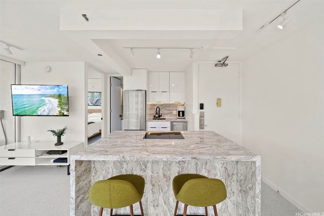 2427 Kuhio Avenue 807, Honolulu, HI 96815