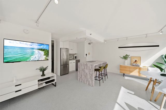 2427 Kuhio Avenue 807, Honolulu, HI 96815