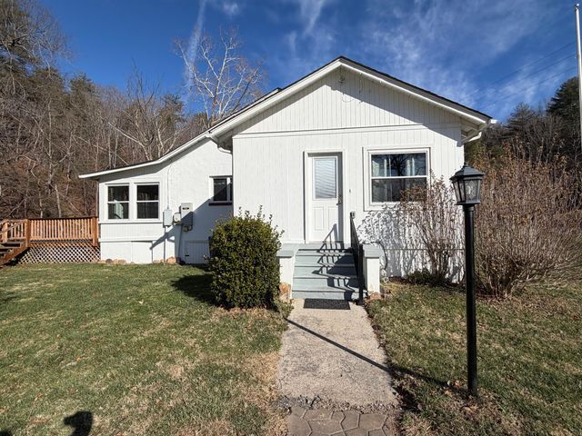 129 Roaring Run RD, Eagle Rock, VA 24085