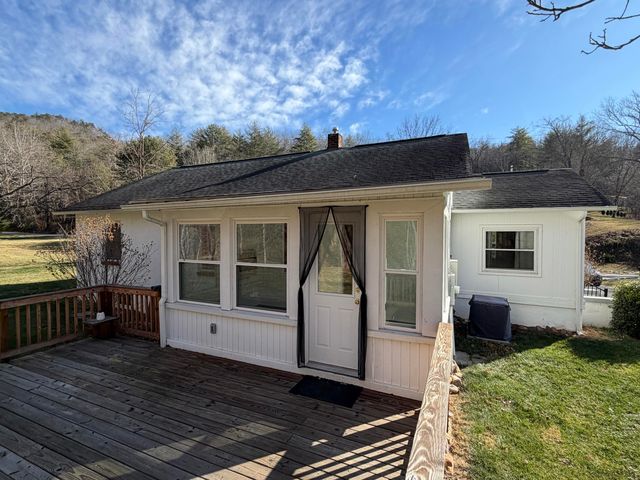 129 Roaring Run RD, Eagle Rock, VA 24085