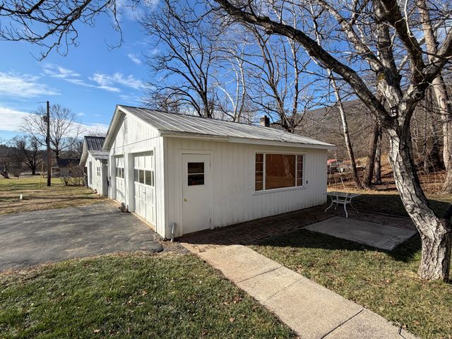 129 Roaring Run RD, Eagle Rock, VA 24085