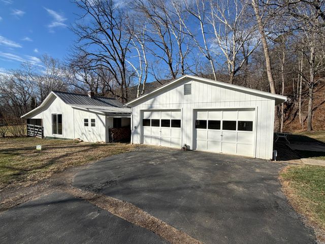 129 Roaring Run RD, Eagle Rock, VA 24085