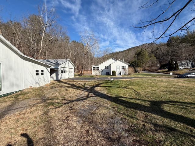 129 Roaring Run RD, Eagle Rock, VA 24085