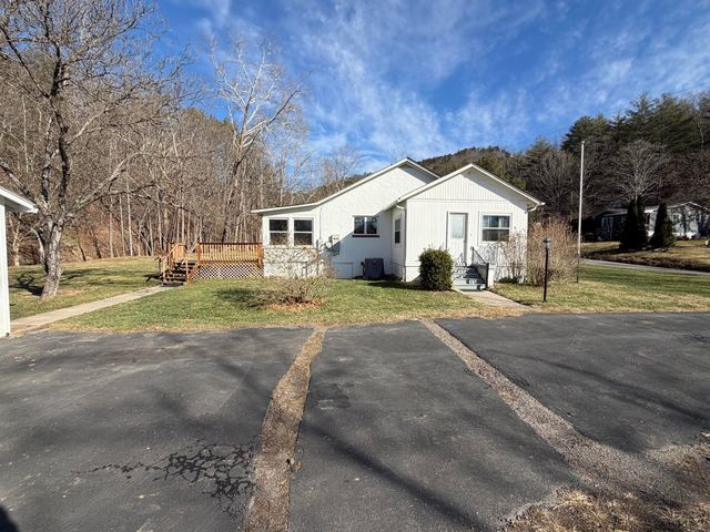 129 Roaring Run RD, Eagle Rock, VA 24085