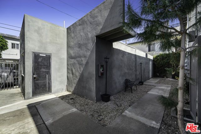 6127 Romaine Street, Los Angeles, CA 90038