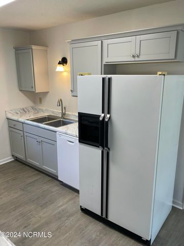 217 E Lakeridge Landing, Jacksonville, NC 28546