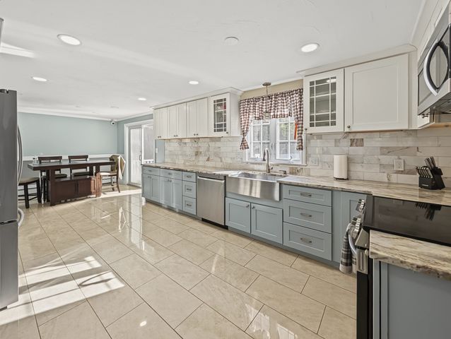 34 Conservation Dr, Douglas, MA 01516