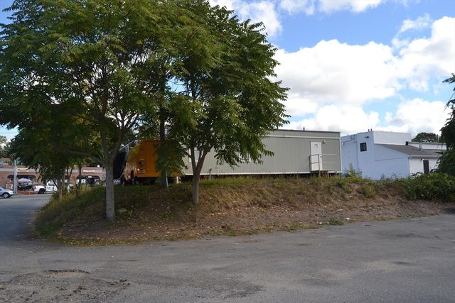 639 Rogers St, Lowell, MA 01852