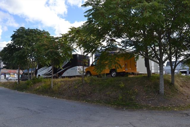 639 Rogers St, Lowell, MA 01852