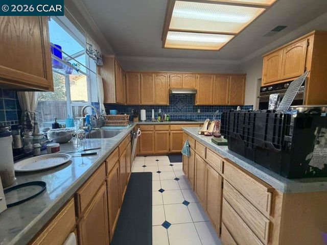 4 Deer Hill Ct, Pittsburg, CA 94565