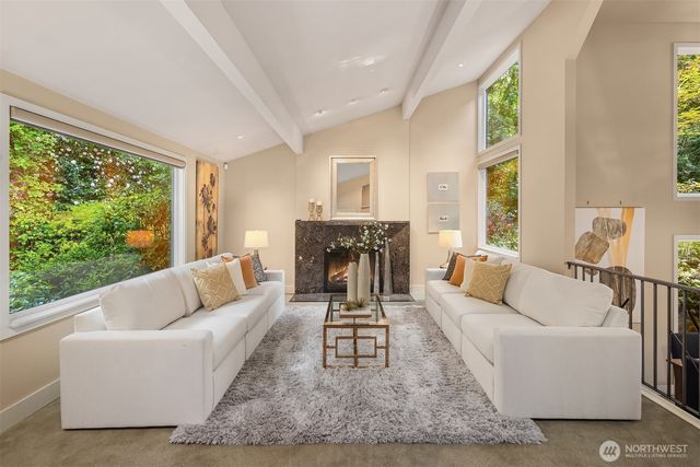 25137 SE Mirrormont Place, Issaquah, WA 98027