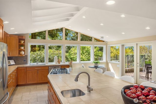 25137 SE Mirrormont Place, Issaquah, WA 98027