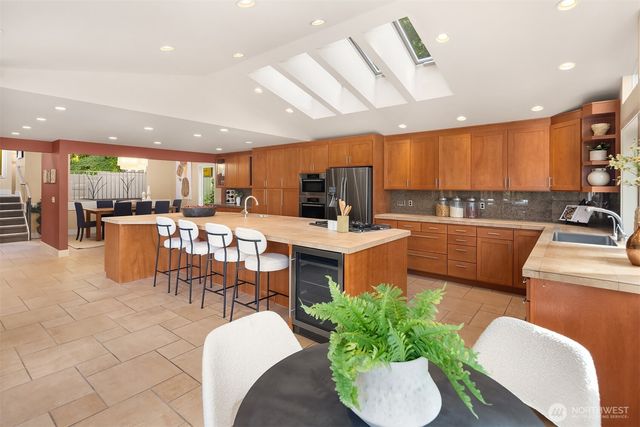 25137 SE Mirrormont Place, Issaquah, WA 98027