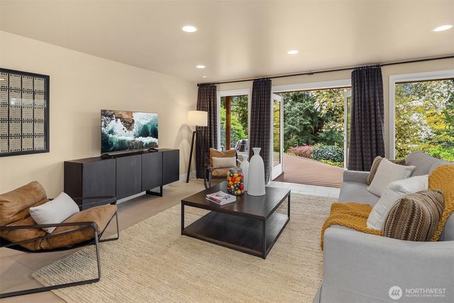 25137 SE Mirrormont Place, Issaquah, WA 98027