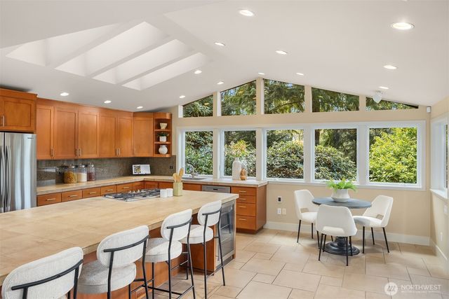 25137 SE Mirrormont Place, Issaquah, WA 98027