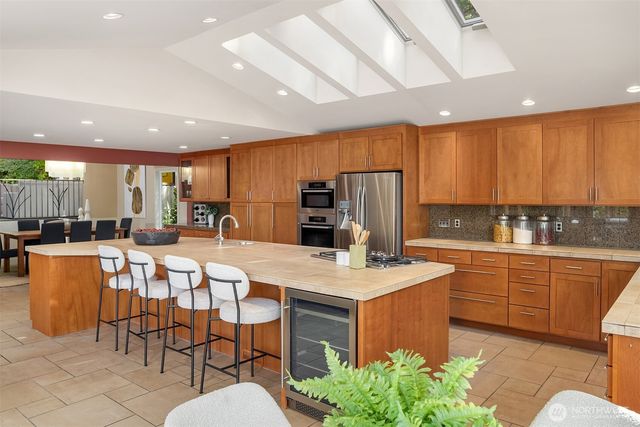 25137 SE Mirrormont Place, Issaquah, WA 98027