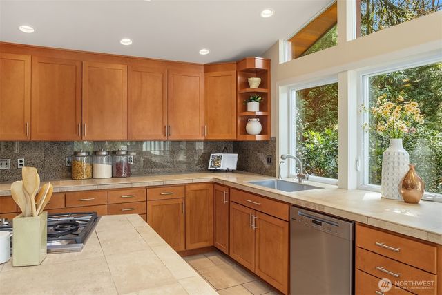 25137 SE Mirrormont Place, Issaquah, WA 98027
