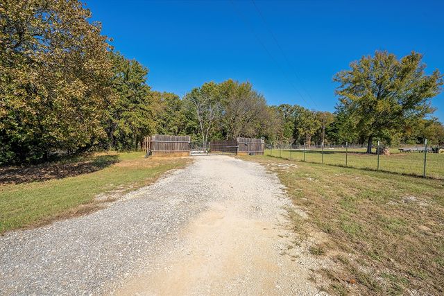 1696 County Road 222, Gainesville, TX 76240