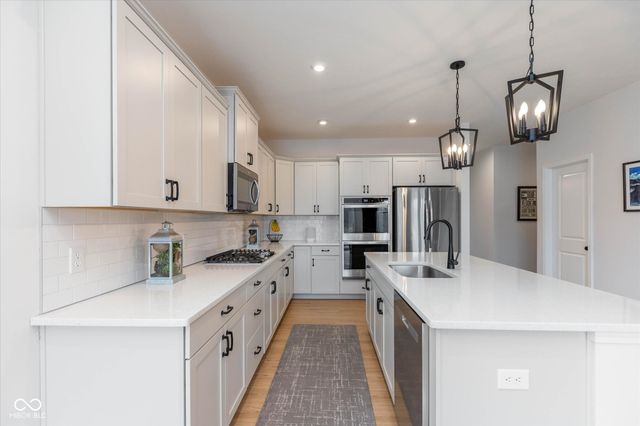 862 Stone Trace Court, Avon, IN 46123